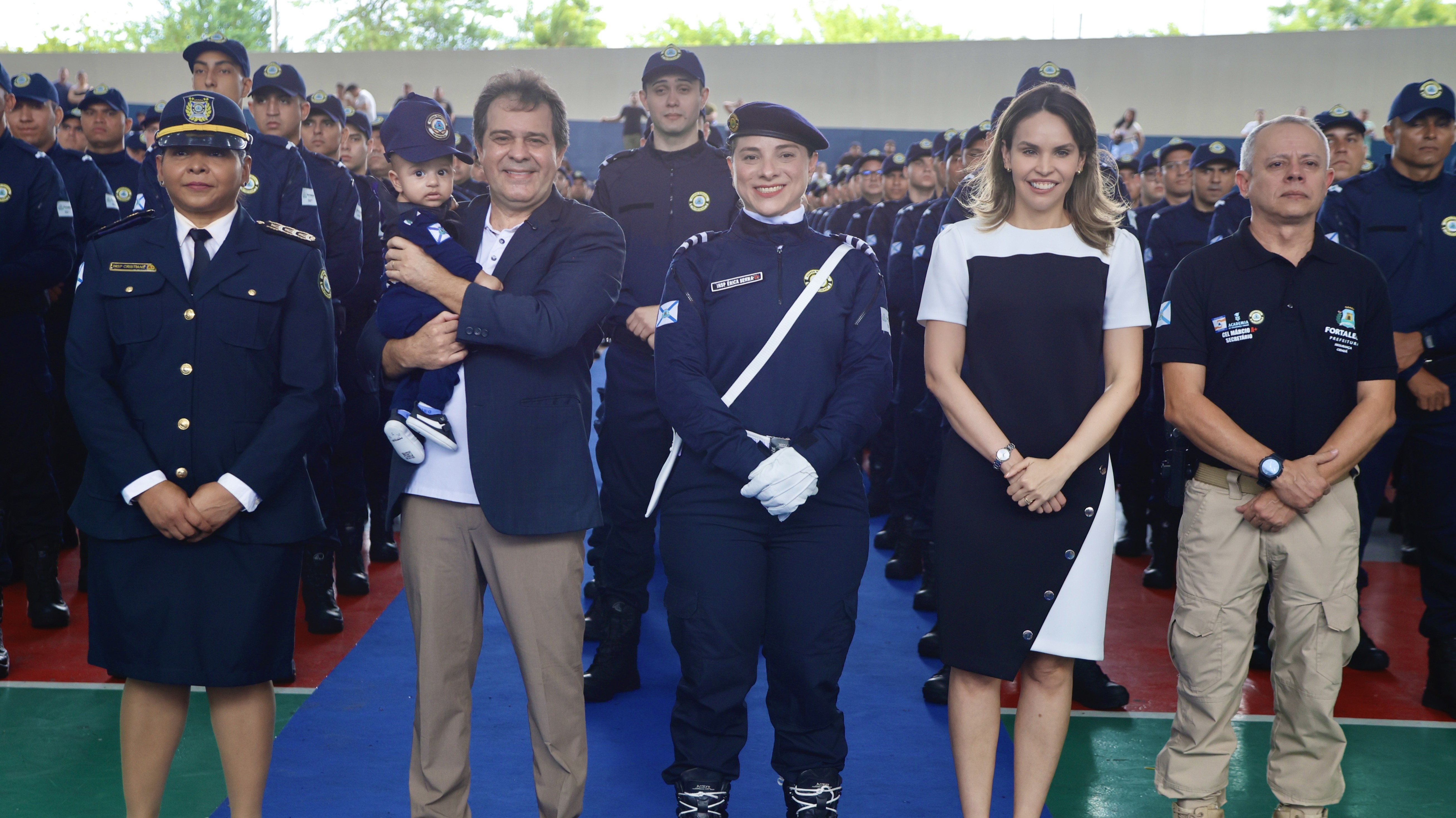 grupo de pessoas posa para a foto